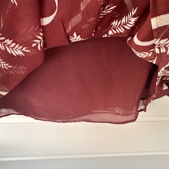 Ann Taylor Maroon and White Leaf Pattern Blouse size S - Picture 4 of 10